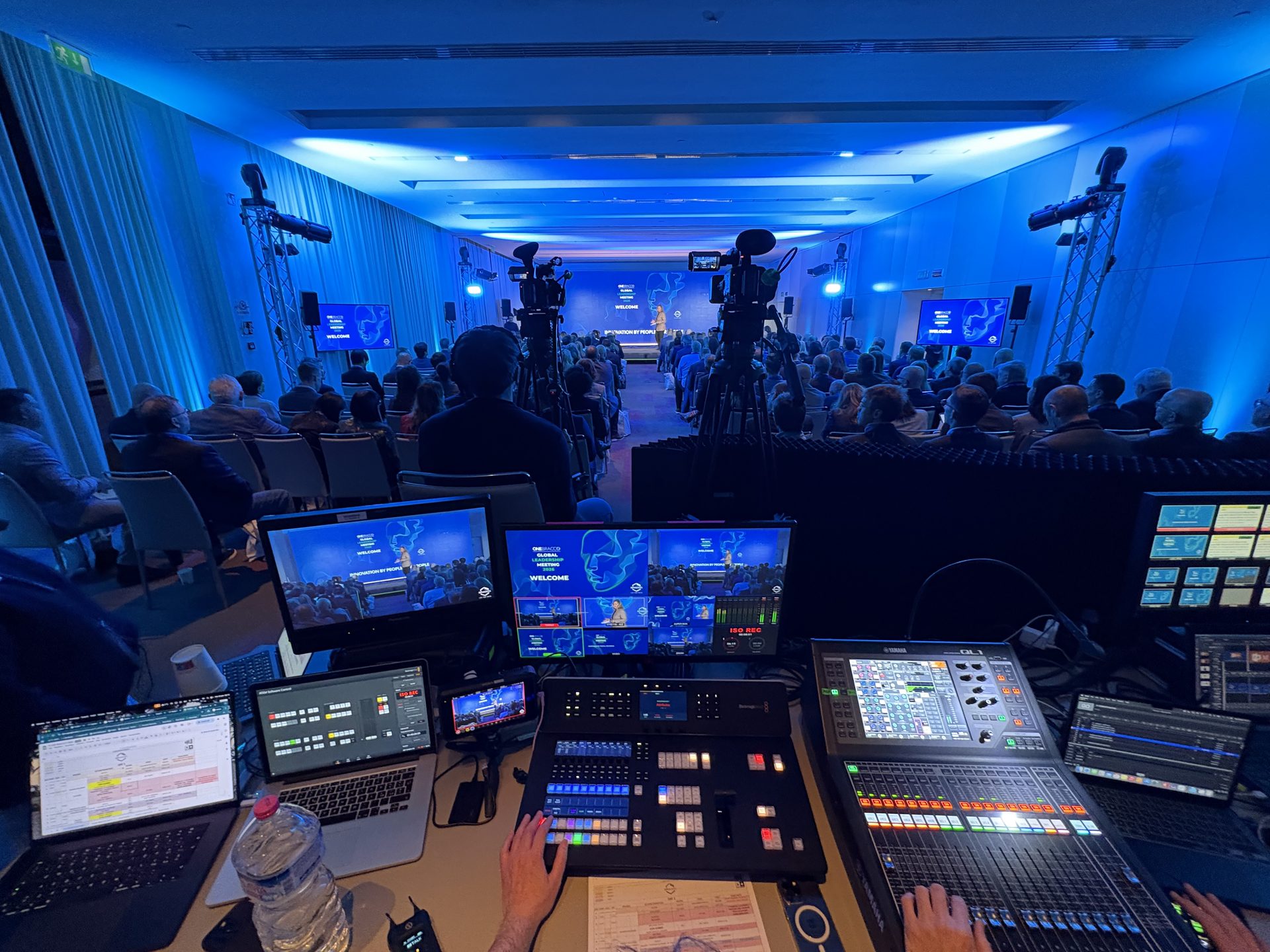 Regia multicamera VideoElf con mixer ATEM Constellation 8K durante evento live a Milano
