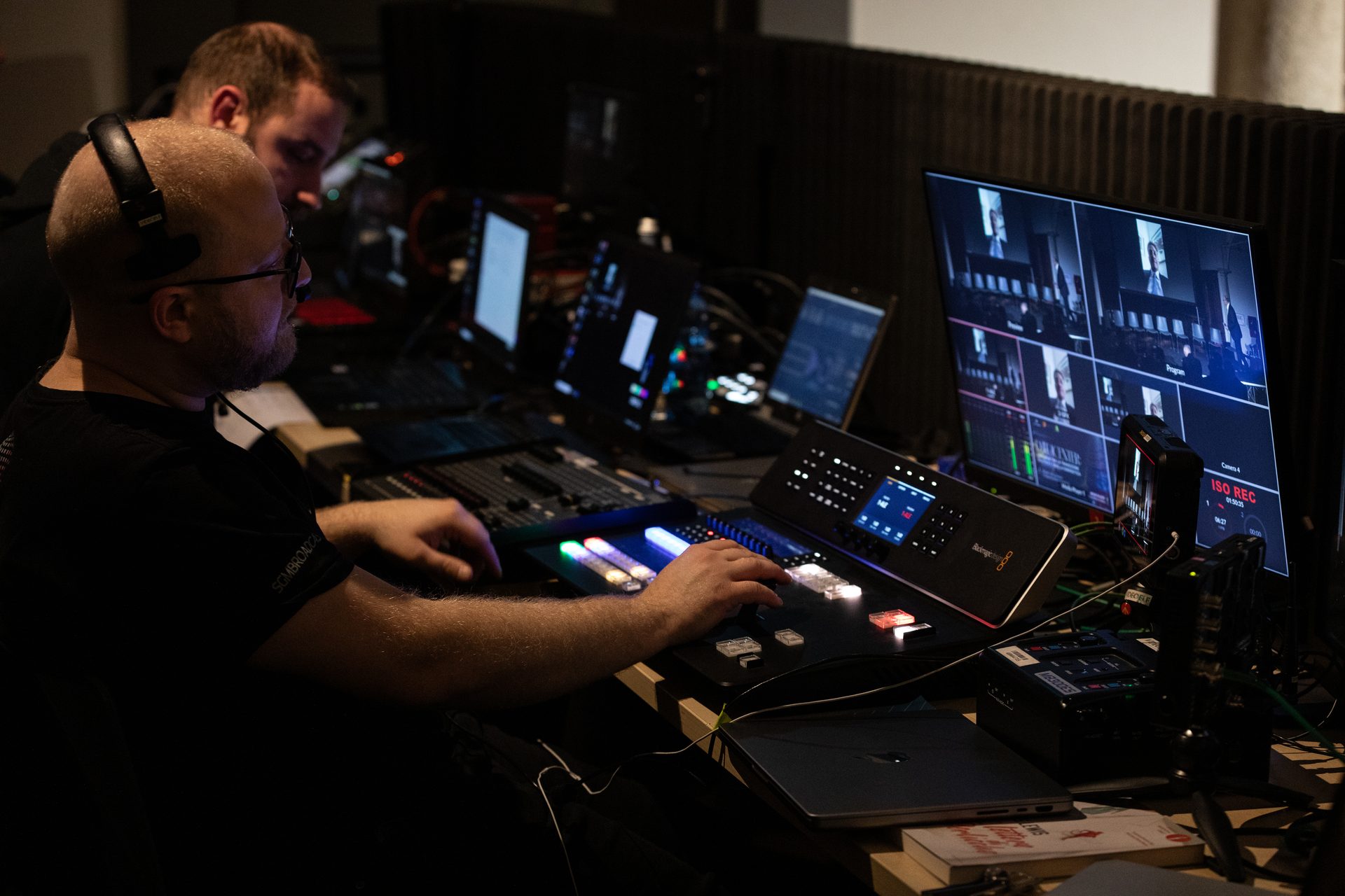 Telecamere broadcast Panasonic in postazione durante convention internazionale